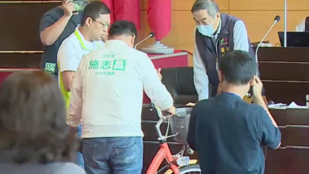 林祈烽表示，台中市的微笑單車的廠商管理和服務品質不如預期。（圖／翻攝自台中市議會YouTube）