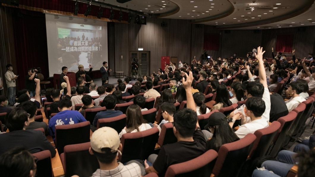 賴清德16日晚間應邀出席政治大學學生會與學生議會舉辦的「青年與主席有約」活動。（圖/民進黨提供）