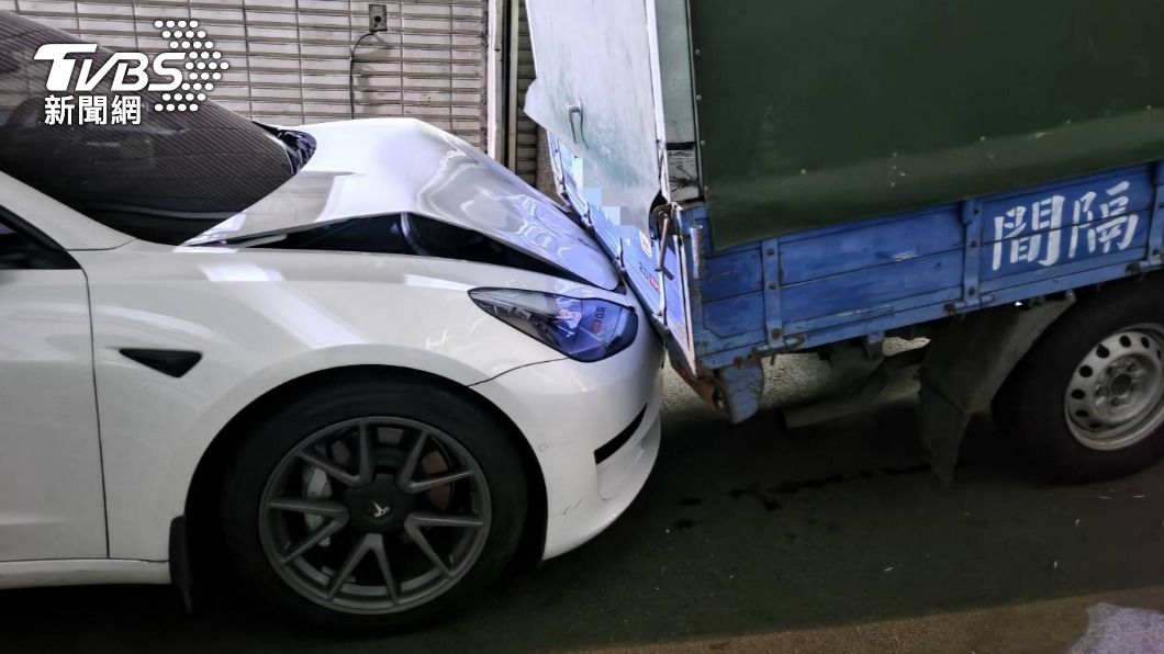 正要開出地下停車場！前方小貨車突「倒退嚕」撞爛特斯拉