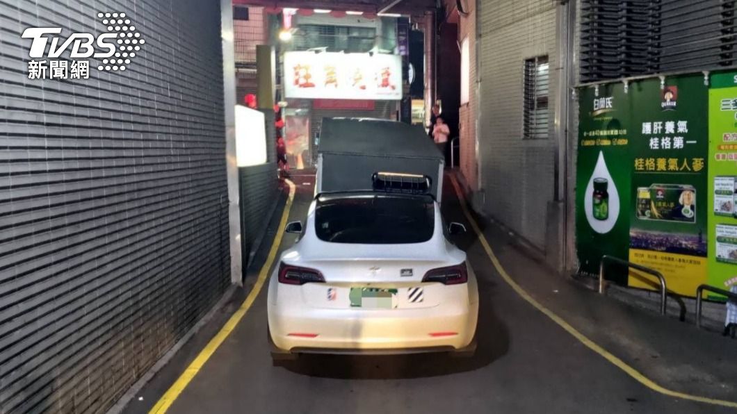 停車場上坡位置發生事故。（圖／TVBS）