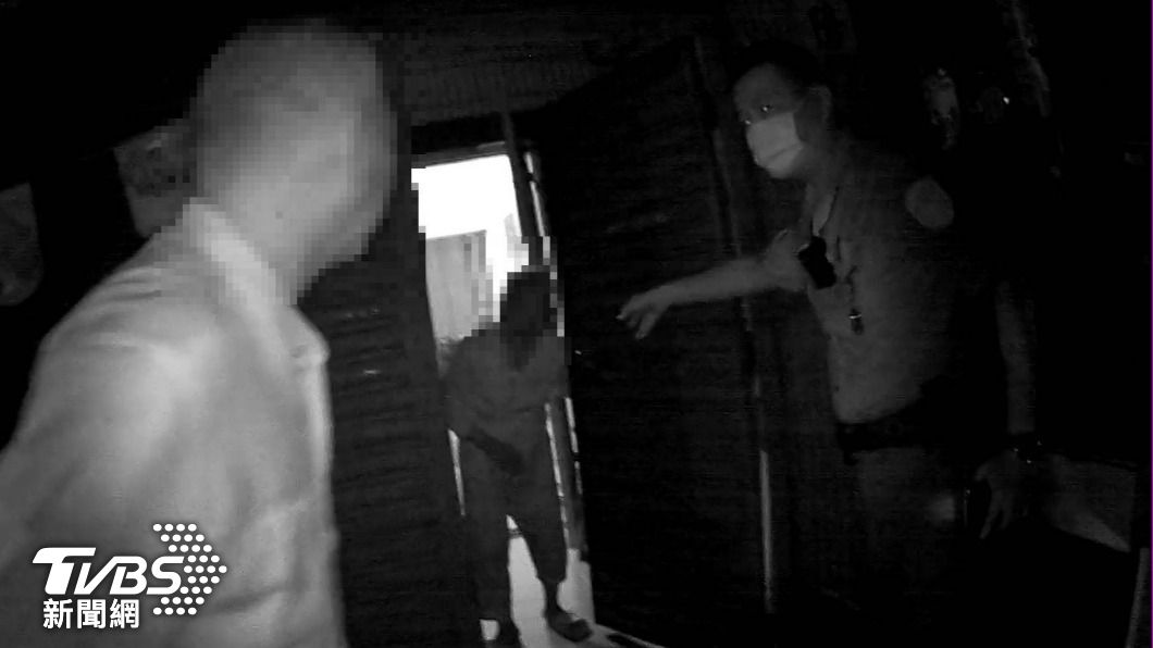 警方把許男送回他母親的家。（圖／TVBS）