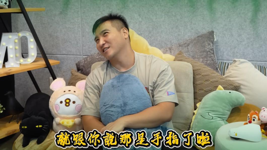 谷阿莫聲稱手龍頭反射的是手指。（圖／翻攝自谷阿莫爽發就發 YT頻道）