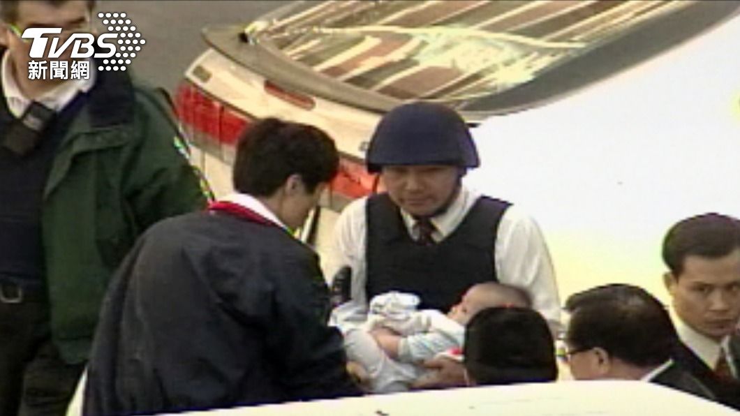 侯友宜當年抱著男嬰步出南非武官官邸的經典畫面。（圖／TVBS資料畫面）