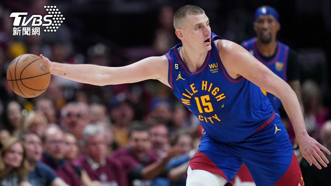 金塊約基奇（Nikola Jokic）拆穿湖人防線，全場狂砍34分21籃板14助攻「大三元」。（圖／達志影像美聯社）