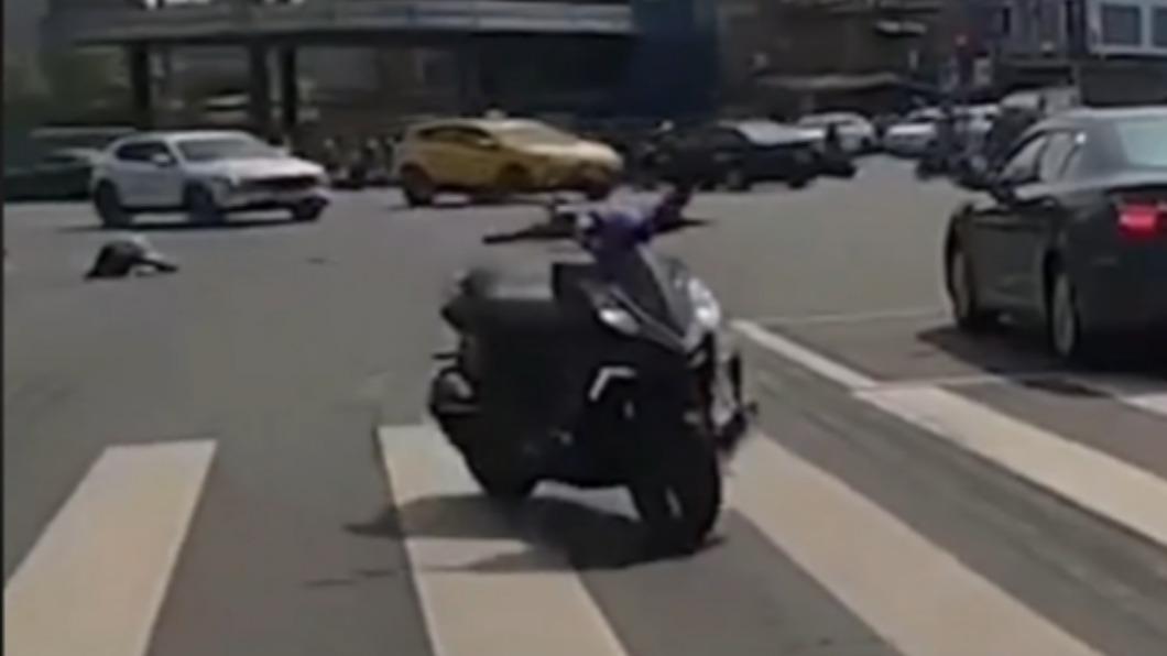 騎士摔車機車繼續跑。（圖／翻攝自抖音）