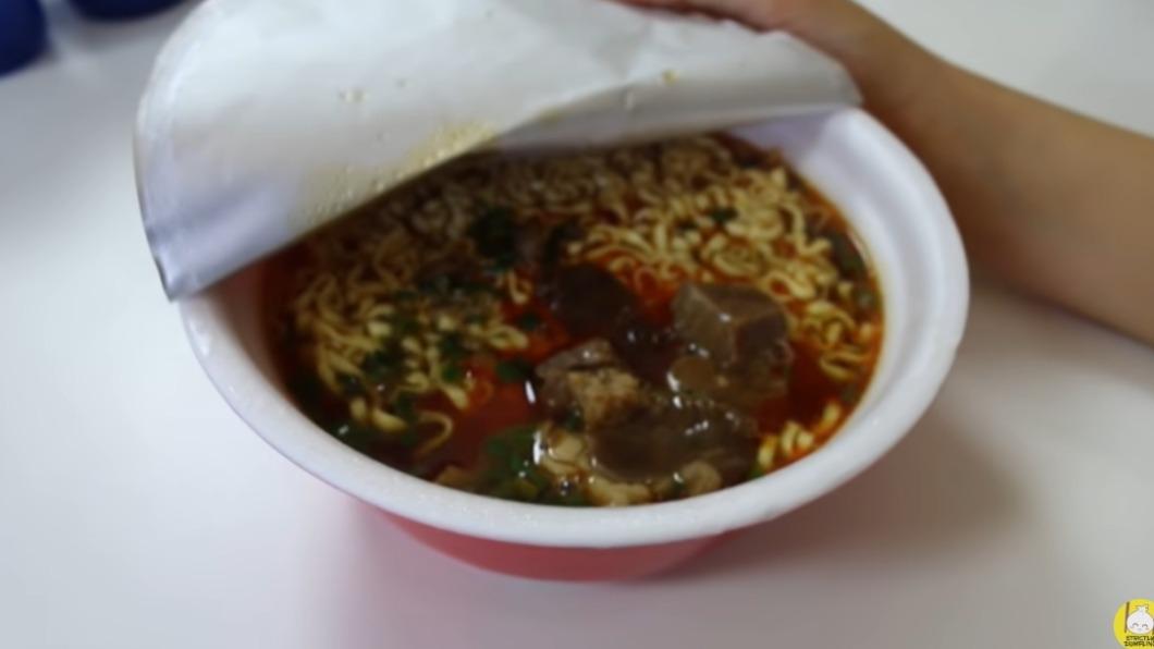 美國網友試吃台灣泡麵。(圖/翻攝自 Strictly Dumpling YouTube)