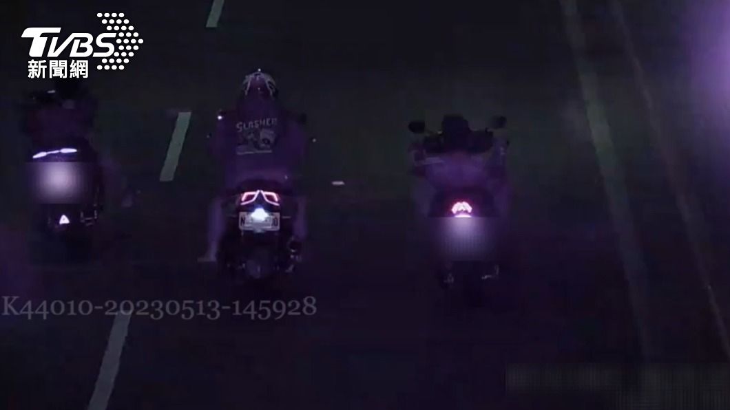 太囂張!八里飆仔街頭「躺著飆」 警半小時狂抓15人開罰