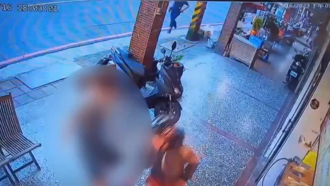 神助攻!民眾伸出「無影腳」 助警逮到嫌犯