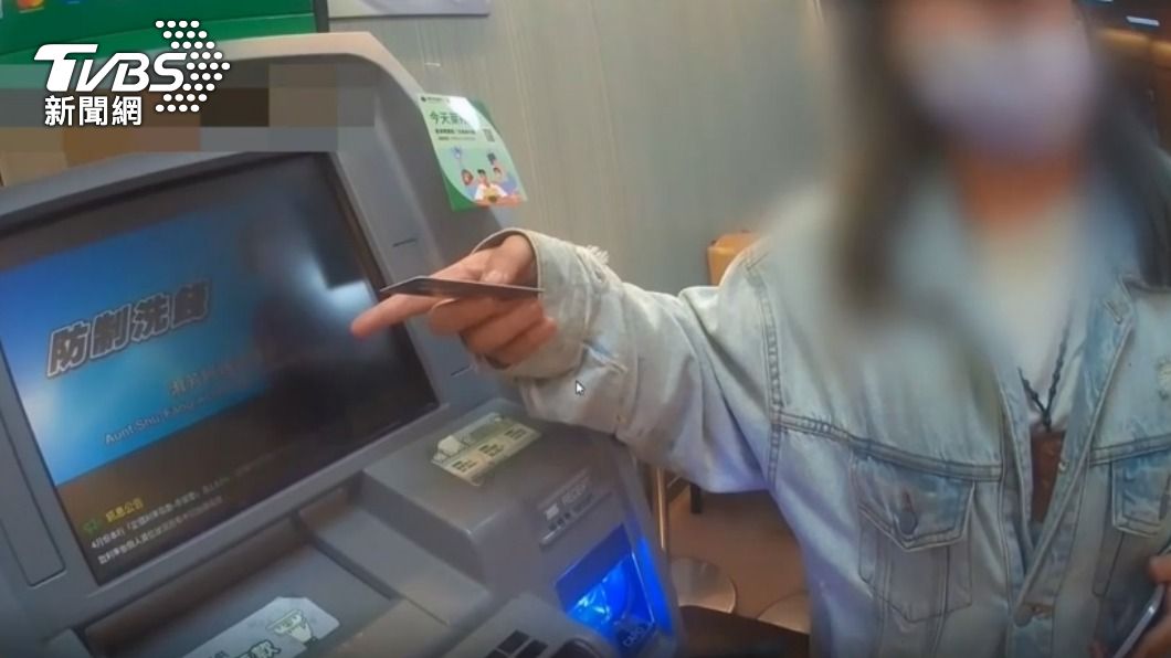 長髮女領錢一小時「榨乾ATM」 店員看袂落去報警抓車手