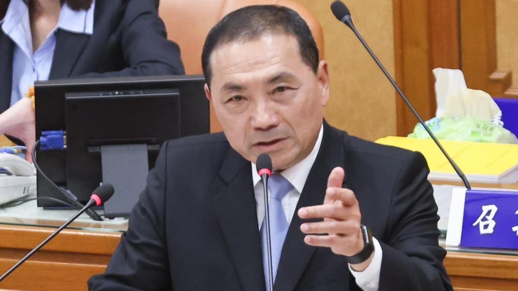 郭台銘昨晚當面向侯友宜道賀。(圖/翻攝自侯友宜臉書)