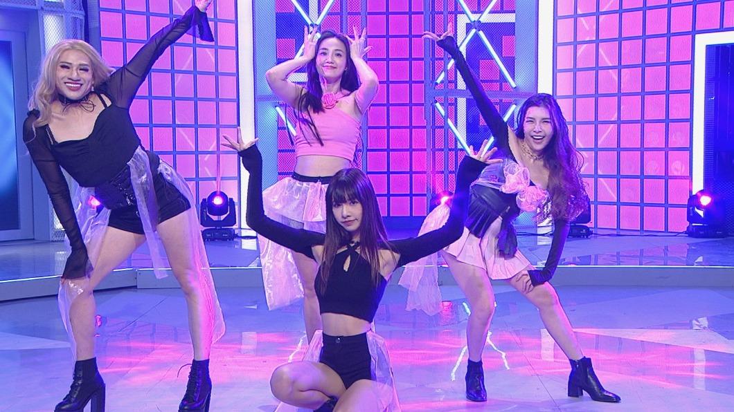 嘻小瓜(左起)、何妤玟、夏菈、Lala一同尬舞。(圖/好看娛樂提供)