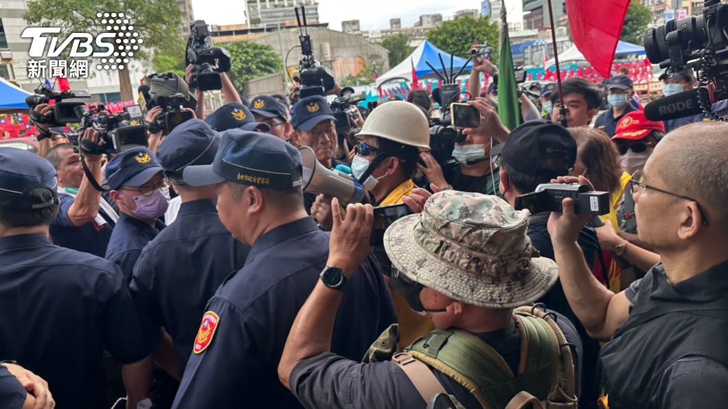 國民黨徵召日,黨部聚集各方人馬,更驚動警力進駐。(圖/林至柔攝)
