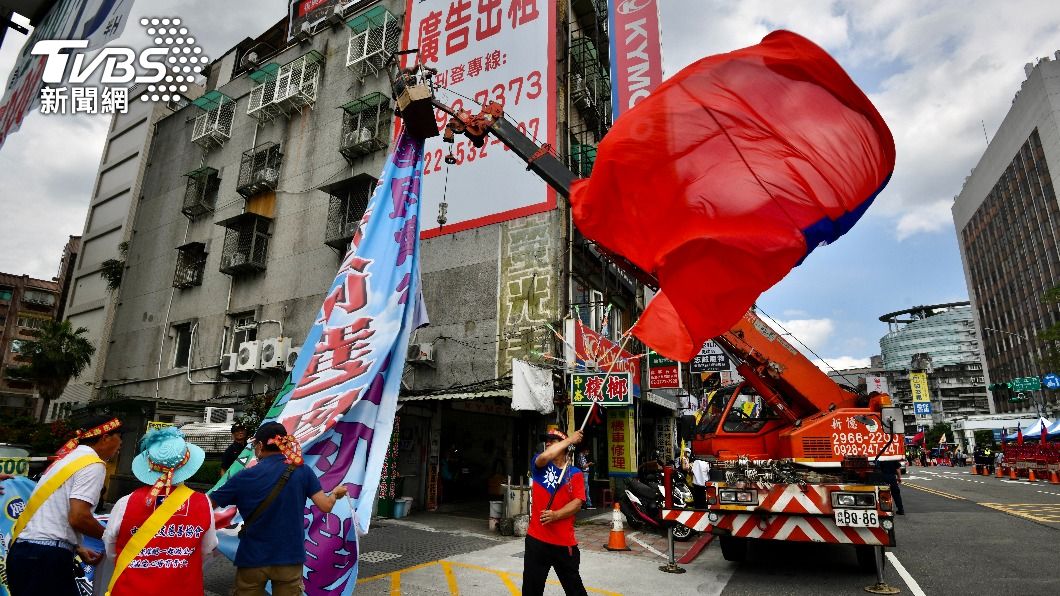 國民黨徵召日,黨部聚集各方人馬,更驚動警力進駐。(圖/胡瑞麒攝)