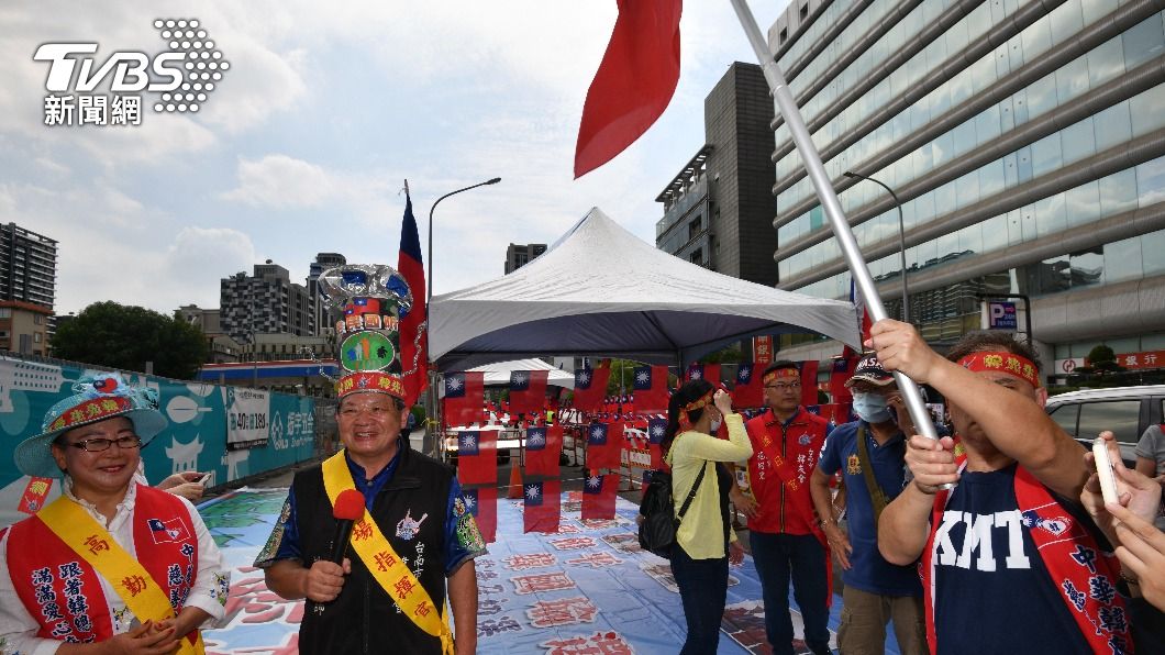 國民黨徵召日,黨部聚集各方人馬,更驚動警力進駐。(圖/胡瑞麒攝)