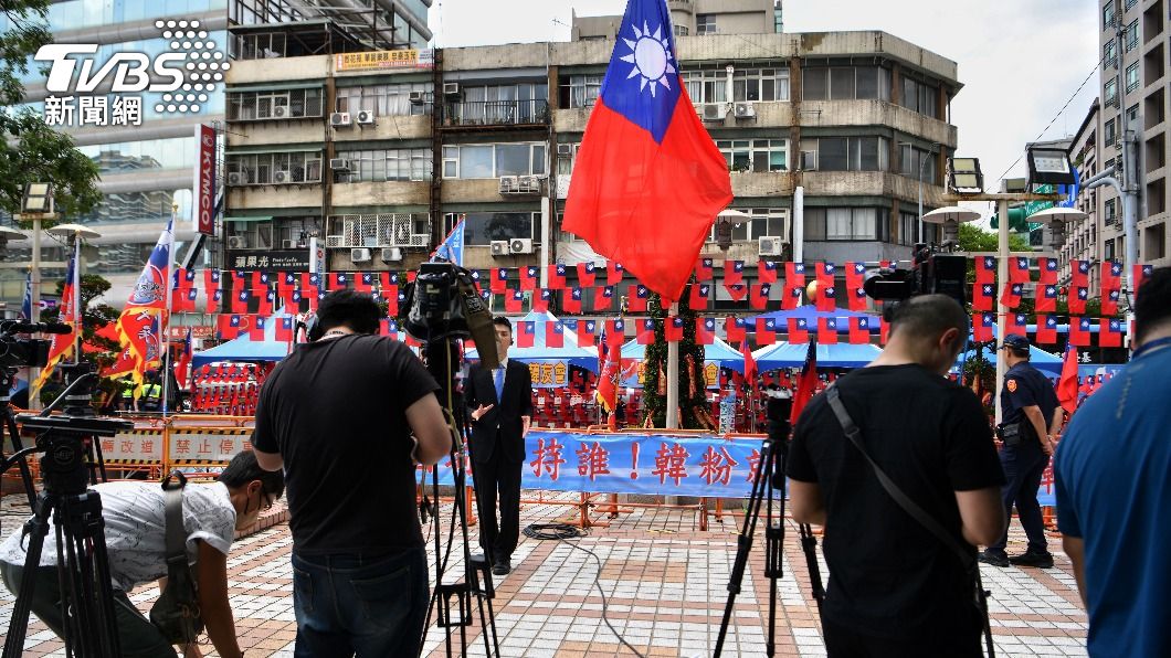 國民黨徵召日,黨部聚集各方人馬,更驚動警力進駐。(圖/胡瑞麒攝)