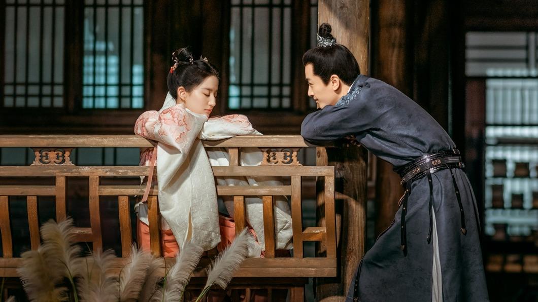 劉亦菲(左)、陳曉劇中狂冒粉紅泡泡。(圖/中視提供)