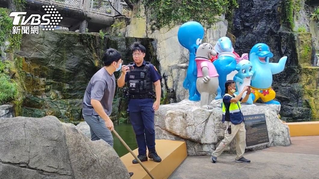 警方獲報立即到園區搜索。(圖/TVBS)