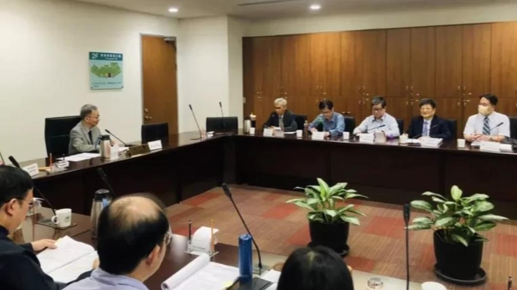 衛福部長薛瑞元昨天與醫師公會全聯會進行明年健保總額研議。（圖／取自王宏育臉書）