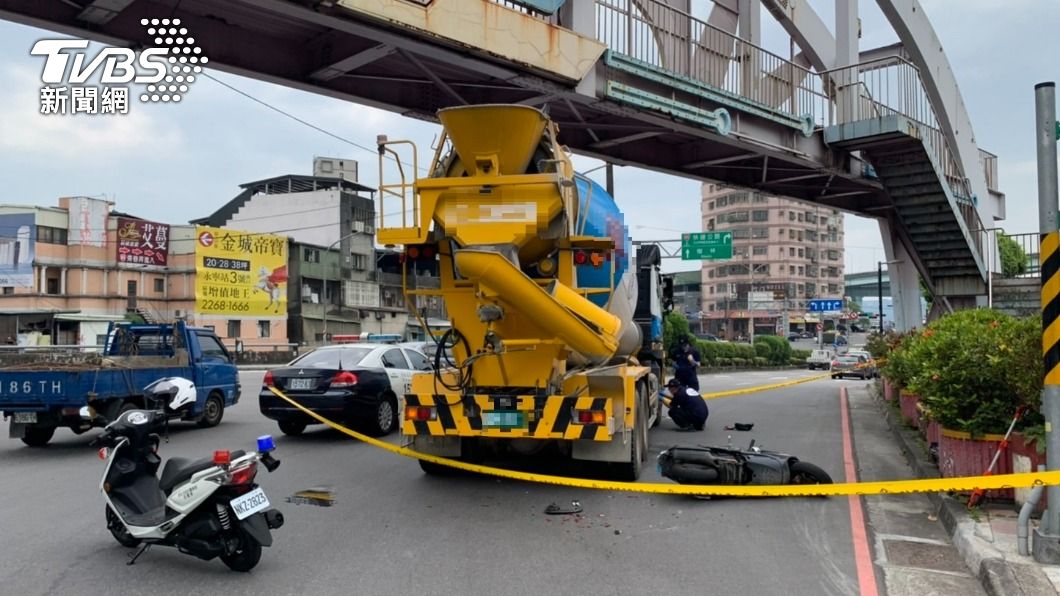 又是內輪差!水泥車擦撞機車 騎士左腿被輾「肢體分離」