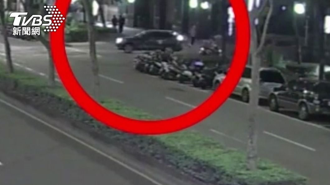 女大生拍下襲胸男車輛車牌。(圖/TVBS)