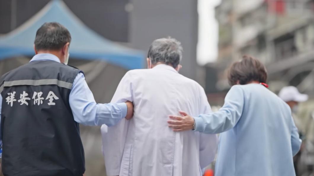 戴東原(圖中)年逾80歲、行動不便,仍堅持披上白袍替病人看診。(圖/翻攝自《臺灣大學 EDU 頻道》YT)