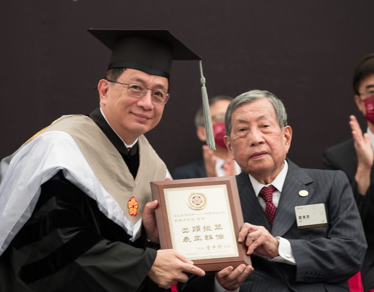 戴東原去年榮獲台大傑出校友。(圖/翻攝自台大校友中心官網)