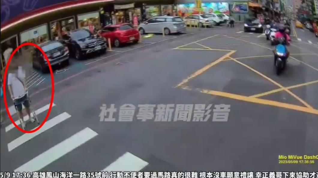 騎士下車幫忙擋車。(圖/翻攝自社會事新聞影音)