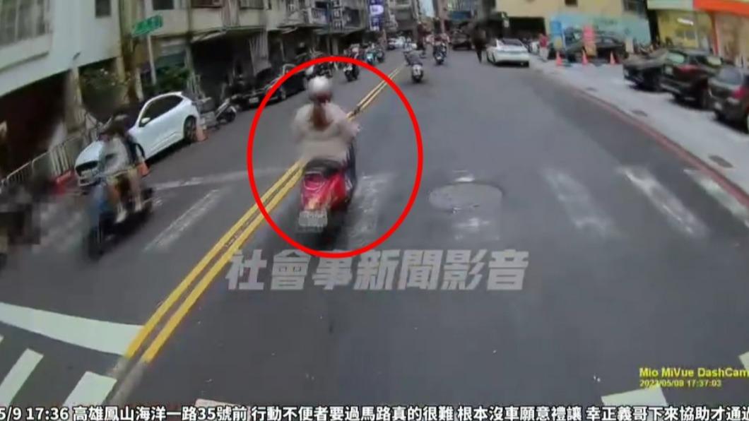 紅車女直接無視。(圖/翻攝自社會事新聞影音)