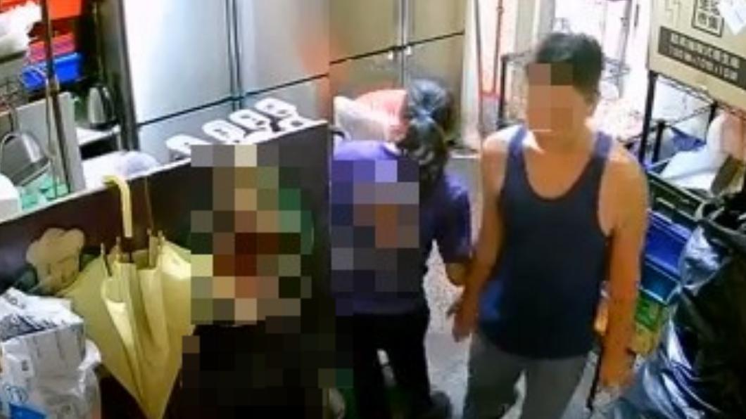 被害人把男子的手推開。（圖／翻攝Facebook●【爆料公社】●）