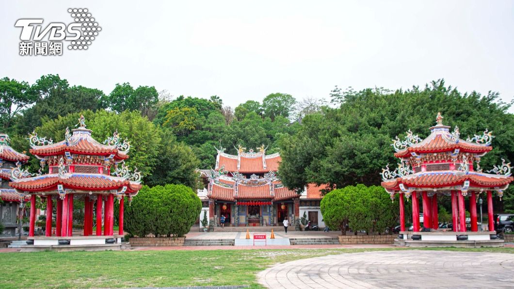 芬園寶藏寺前方花木扶疏，後方遠景即八卦山脈。
