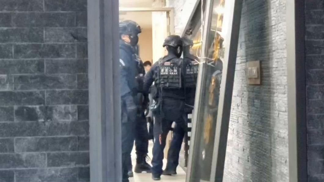 大批警方攻堅畫面。(圖/民眾提供)