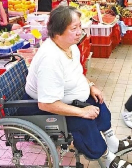 洪金寶晚年坐輪椅代步。(圖/翻攝自微博)