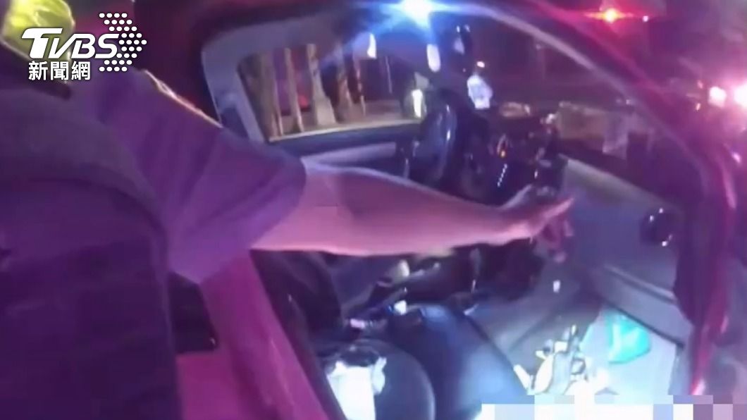 警方在車上搜出電擊槍。(圖/TVBS)