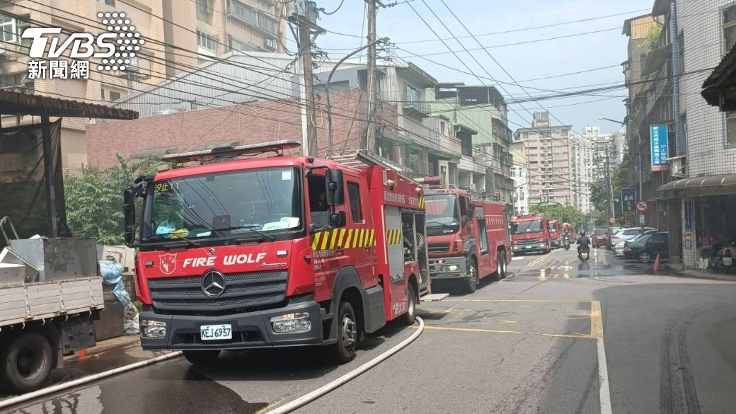 新北市消防局出動42人到場。（圖／TVBS）