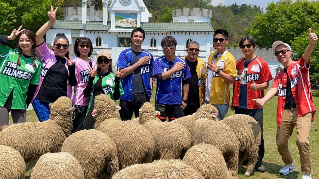 胡祖薇（左起）、Amanda、峮峮、蔡黃汝、潘君侖、王仁甫、草爺、許孟哲、孫協志、張兆志一同參與節目。（圖／中視提供）