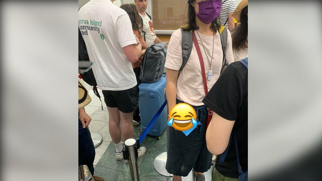 日本旅遊見路人拿「藍色小本本」好眼熟 網笑:一定是台灣人
