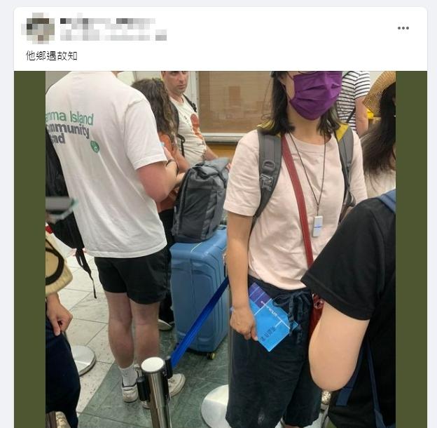 原PO發現該路人拿的是英文作業簿,開心直呼「他鄉遇故知」。(翻攝自「路上觀察學院」臉書)