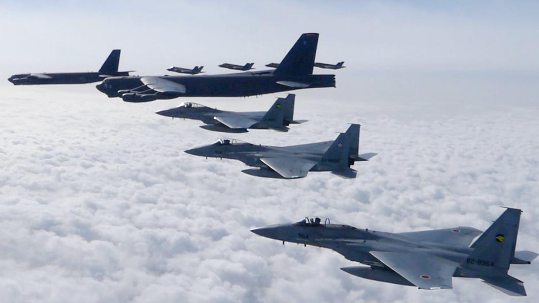日本航空自衛隊F-15戰機與美軍進行戰術訓練。(圖/翻攝自航空自衛隊官方推特)