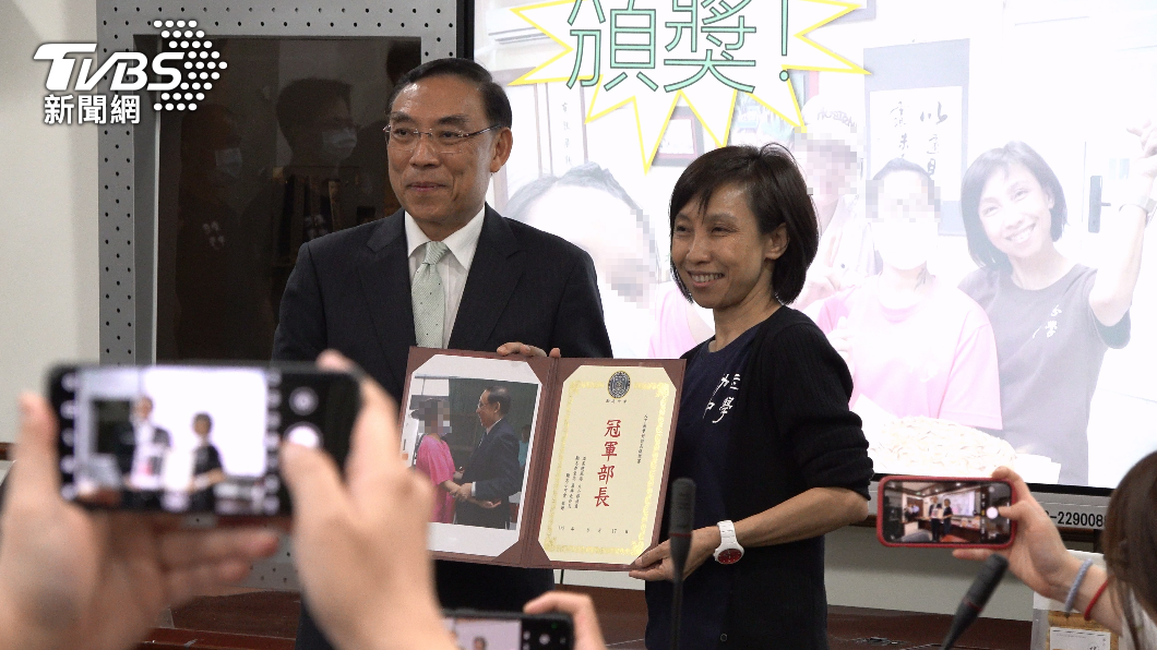 林家如指出獎狀是學生主動想要送給法務部長。(圖/法務部提供)