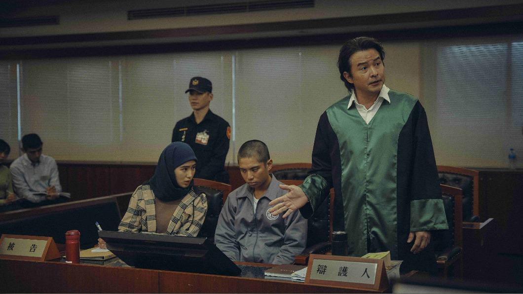 《八尺門的辯護人》由金鐘視帝李銘順(右)飾演阿美族公設辯護人,他與飾演印籍看護的雷嘉汭(左)有大量精彩對戲。(圖/台北電影節提供)