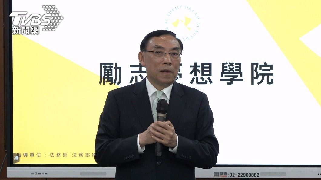 蔡清祥承諾女學生要幫忙尋親。(圖/法務部提供)
