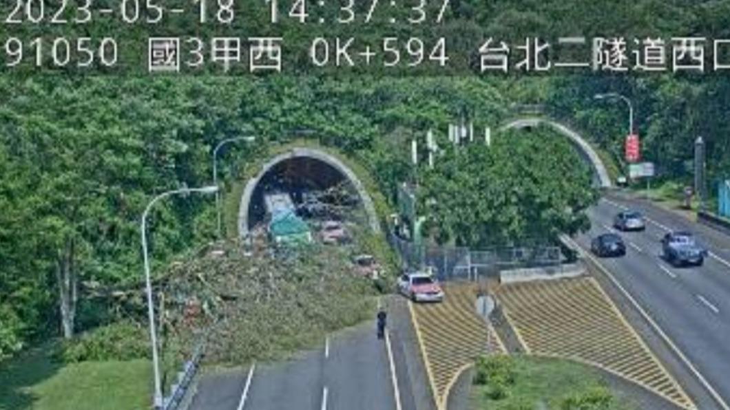 傻眼!國道3甲邊坡大樹倒塌 「卡隧道口」占車道釀回堵