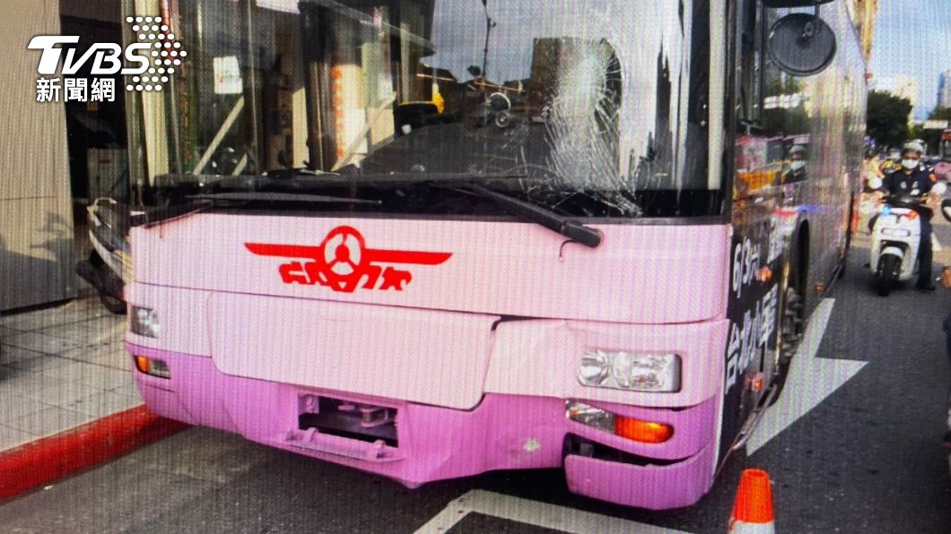 公車車頭撞碎。(圖/TVBS)