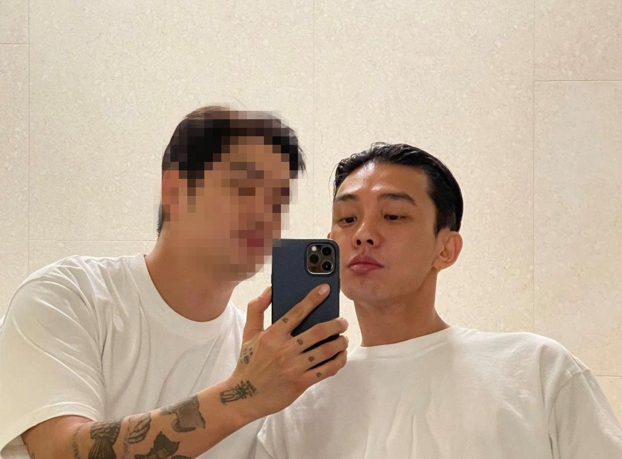 劉亞仁的密友崔男(左)同樣遭調查。(圖/翻攝自劉亞仁IG)