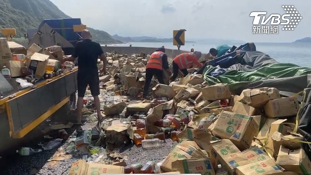 損失慘重！４００箱飲料散落濱海公路　疑綑綁不實造成