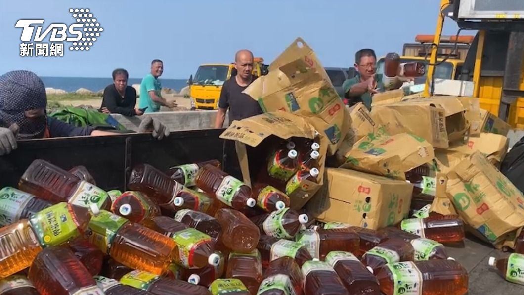 不管飲料是否破損,業者通通不回收,全數交要清潔隊處理(圖/民眾提供)