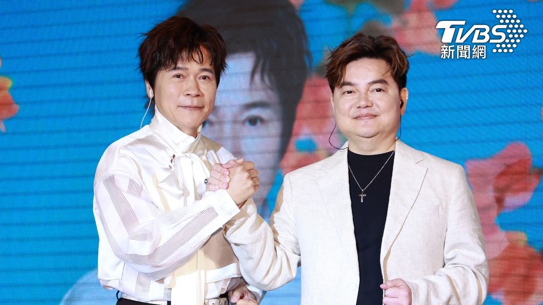 林宏銘(右)為洪榮宏站台,更現場與他對唱。(圖/黃城碩攝)