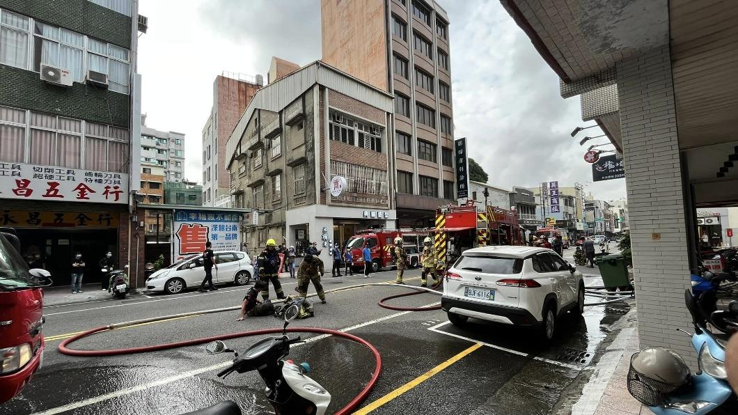 快訊/台南餐廳疑氣爆!3樓狂冒黑煙 2員工跳樓逃生