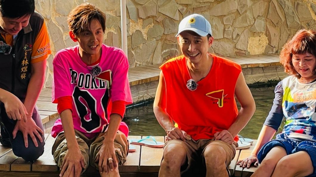 阿翔(左二)、浩子(左三)體驗魚吃腳。(圖/民視提供)