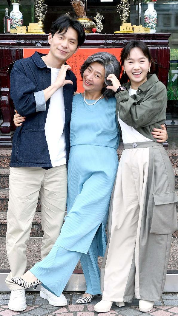 姚淳耀、嚴正嵐劇中渴望買房結婚生子,遇上楊麗音,意外成為房東與房客。(圖/華視提供)